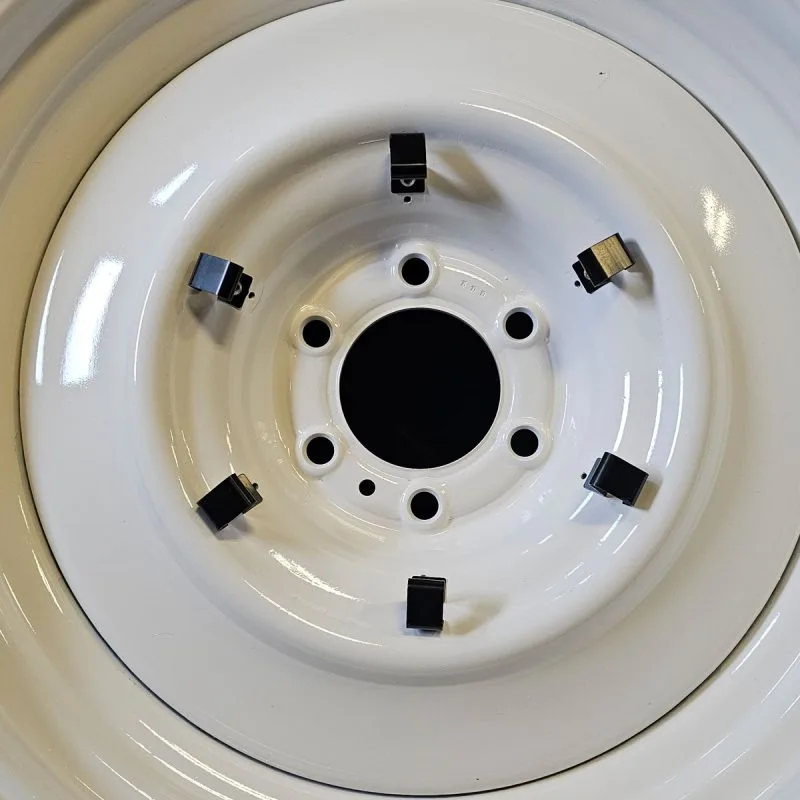 Hub cap clip retention detail for dog dish hubcaps