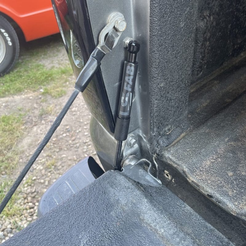 99-06 tailgate saver strut shock kit for chevy gmc trucks installed 99-06 tailgate strut shock kit for truck