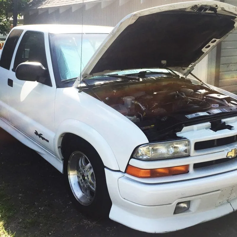 Hood strut kit installed on white and black 94-04 Chevy S10 trucks