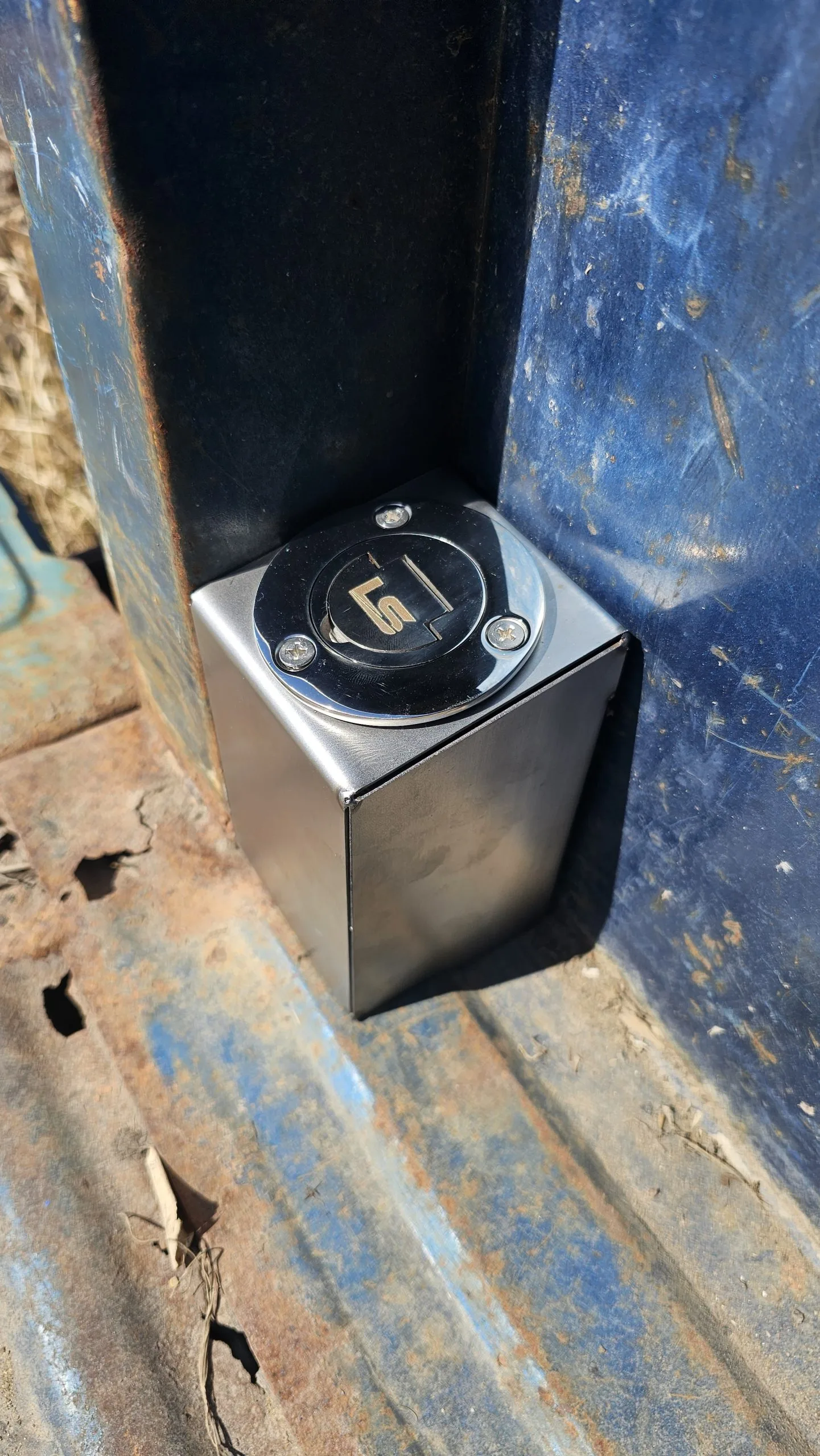 Box panel fuel filler for 67-87 Chevy GMC truck, filler cap open