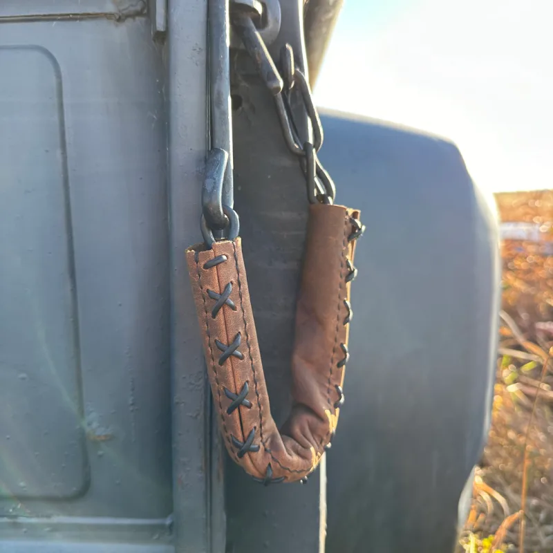 Tailgate chain cover fitted over the tailgate support chain