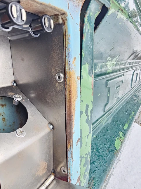 Bucket seated in taillight opening