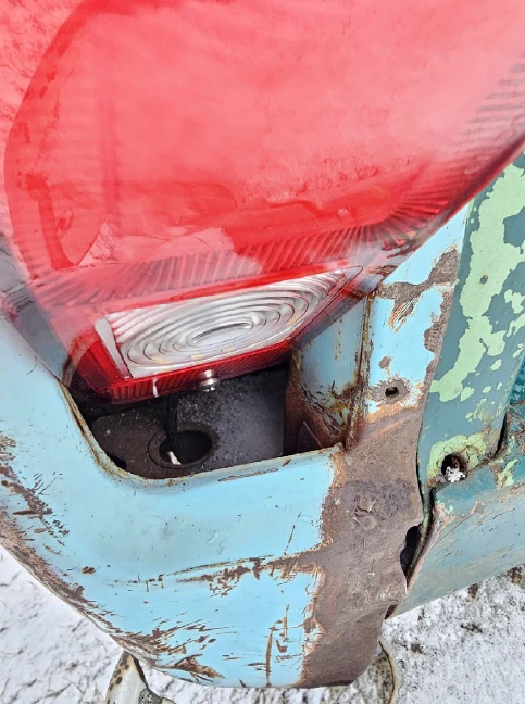 Side mount and hinge alignment