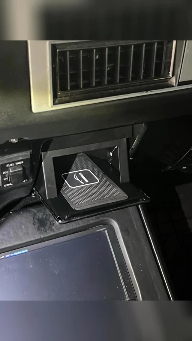 @gary.kimble.33 reppin one of the ashtray phone chargers in his beauty squarebody step side 🙌 hit up lsfab.com to order one up today 🤙
#phonecharger #squarebody #c10 #customtruck #lsfab #lsfab