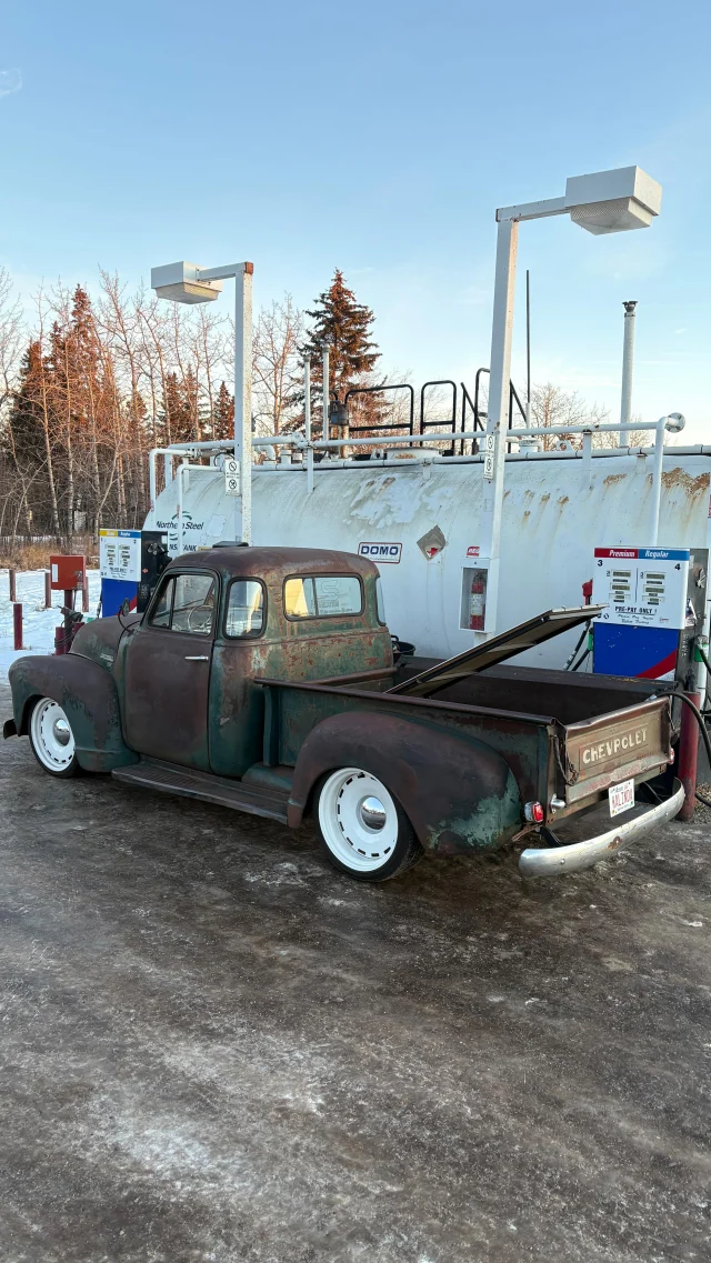 Drivin the 51 on Jan 16th was cool (literally) made it about a mile from the house before I ran out of gas, got my morning steps in 😂. From there it was pretty smooth. Stopped in @timbercoffeeponoka for a quick warm up and coffee. Now the trucks at the shop for some new touches before @c10_red_rock_retreat.