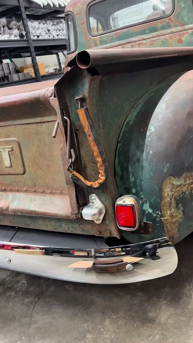 Our handmade leather tailgate chain covers add a rich custom look while protecting your paint from the factory chains.✔ Genuine handmade by @wiebedotsara
✔ Protects your tailgate paint
✔ Classic custom truck detailAvailable in:
• Brown leather w/ black lace
• Black leather w/ black lace🛒 LSFAB.COM 🇺🇸
🛒 LSFAB.CA 🇨🇦 & International#chevytruck #chevy3100 #c10 #squarebody #obschevy classictruck customtruck truckdetails vintagetruck